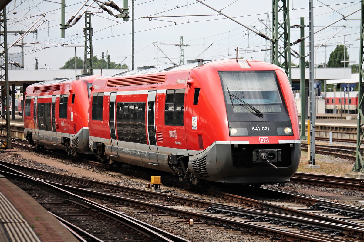 Ausfahrt am 22.07.2015 von 641 001  Rheinfelden  zusammen mit 641 013  Basel  als RB (Basel Bad Bf - Waldshut) aus dem Startbahnhof in Richtung Hochrhein.