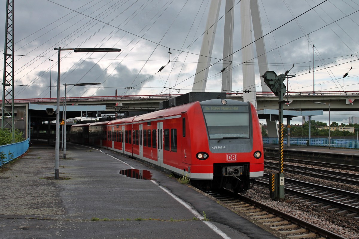 Ausfahrt am 24.05.2014 von 425 768-9 als RB 44 in Ludwigshafen (Rhein) Hbf nach Mainz Hbf.