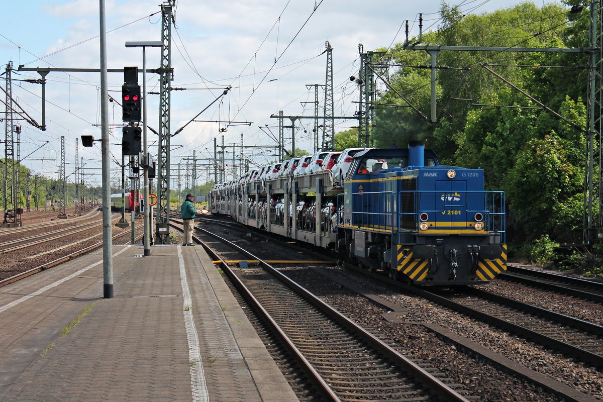 Ausfahrt am 26.05.2015 von V 2101 (275 101-4) der MWB mit einem BLG-Autozug aus dem Güterbahnhof Harburg gen Hamburger Hafen und fuhr durch den Harburger Bahnhof.