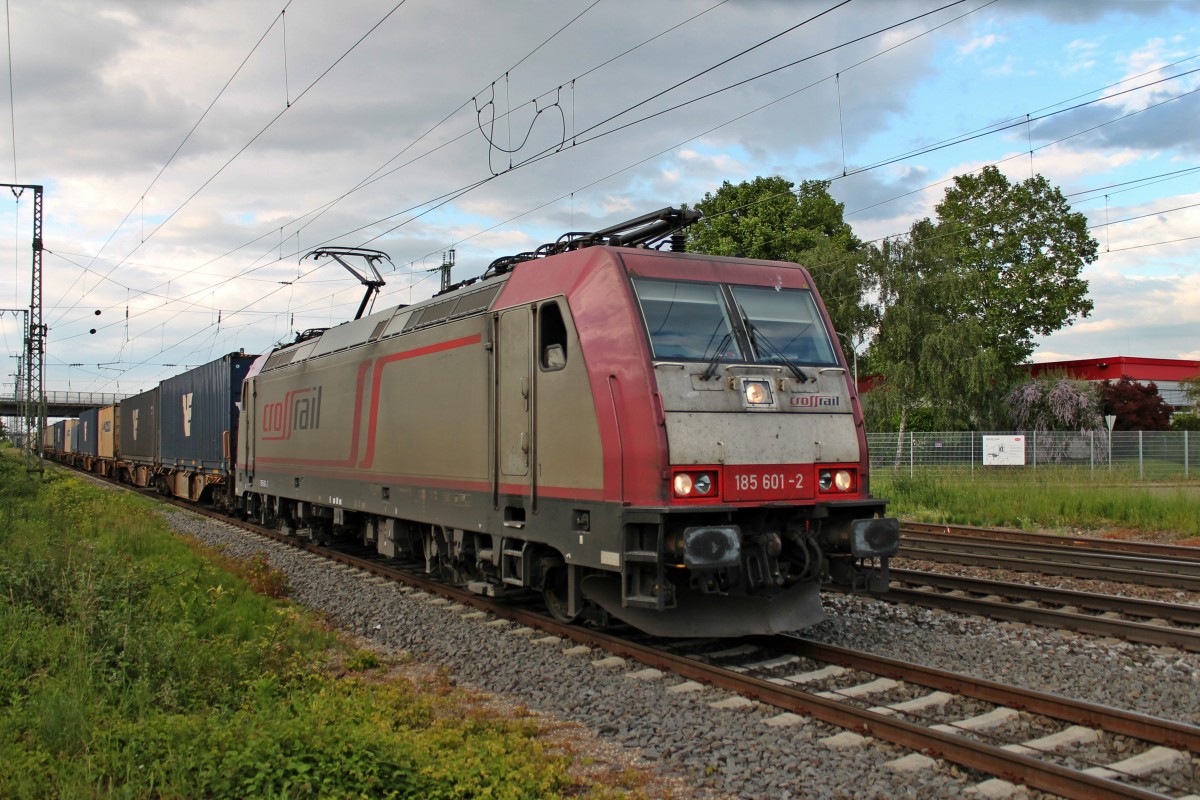 Ausfahrt am 28.05.2014 von Beacon Rail/Crossrail 185 601-2 mit einem schweren Containerzug vom Überholgleis in Müllheim (Baden) in Richtung Heimat.