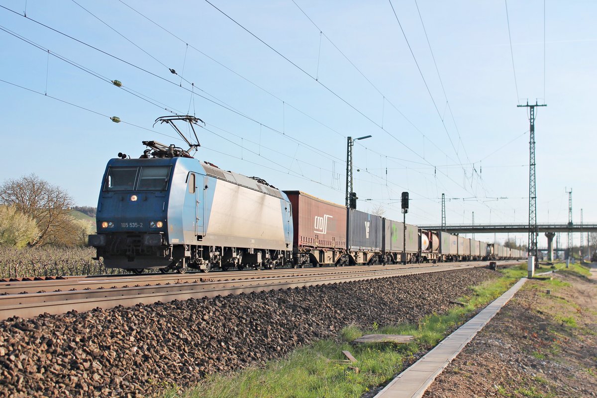 Ausfahrt am 29.03.2017 von ATLU/XRAIL 185 535-2 mit einem Containerzug nach Belgien, den sie bis Aachen West bespannte, aus dem Überholgleis von Müllheim (Baden) in Richtung Freiburg (Breisgau).
