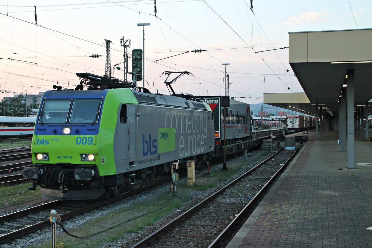 Ausfahrt am Morgen des 07.08.2015 von Re 485 009-5 mit einer RoLa (Novara - Freiburg (Brsg) Rbf) aus dem Badischen Bahnhof von Basel in Richtung Weil am Rhein.