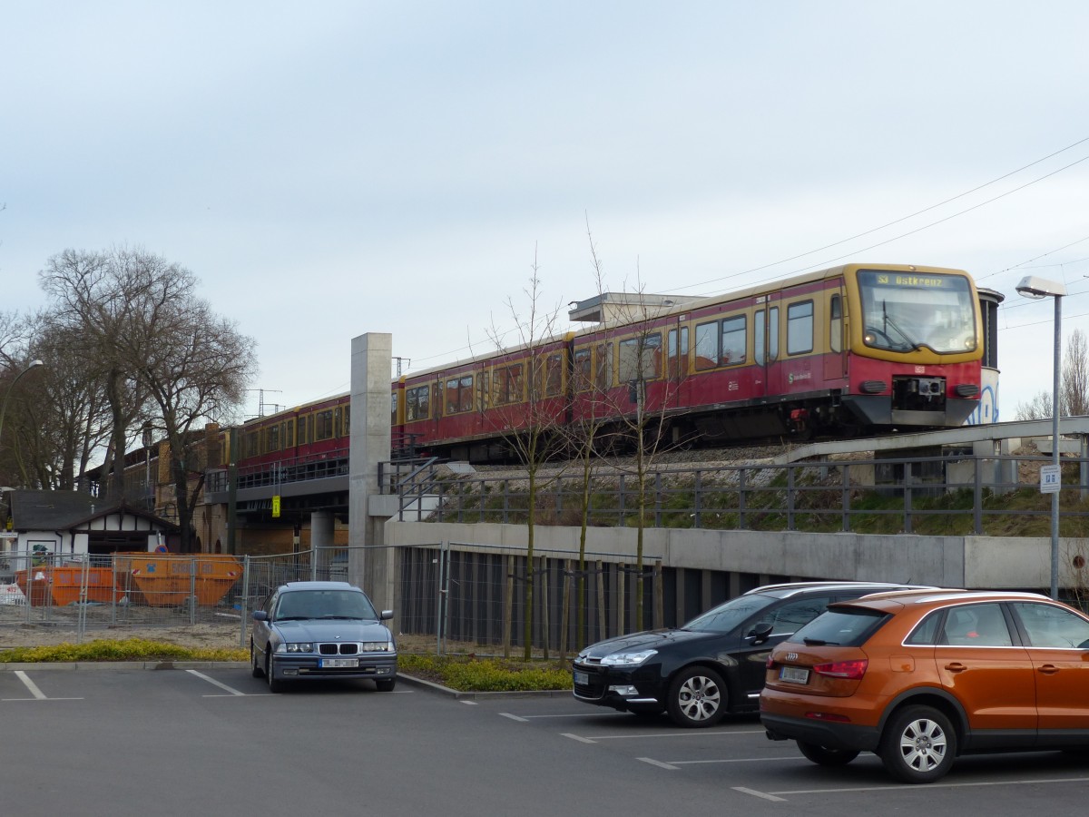 Ausfahrt aus dem Bahnhof Karlshorst in Richtung Ostkreuz - vom Penny-Markt-Parkplatz hat man derzeit freie Sicht auf die S-Bahn. 8.3.2015