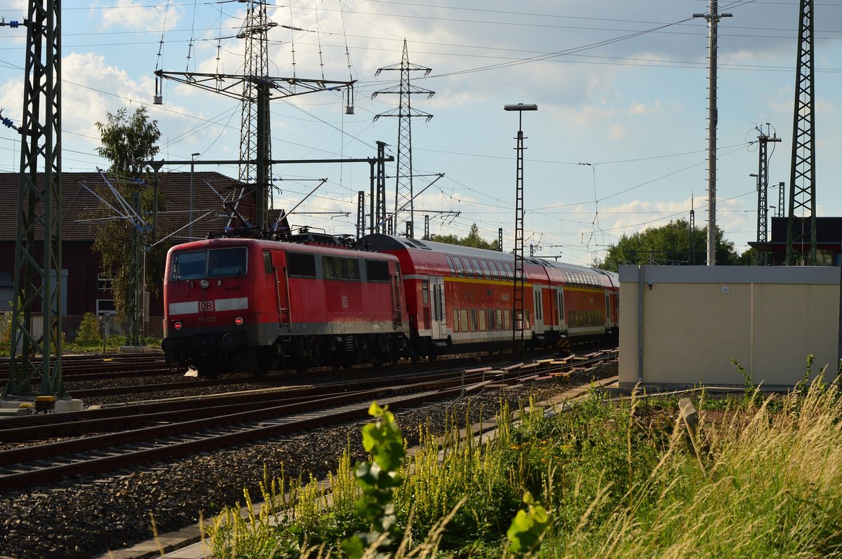 Ausfahrt aus Herzogenrath hat hier ein RE4 der von der 111 012 geschoben wird nach Dortmund. 31.7.2016