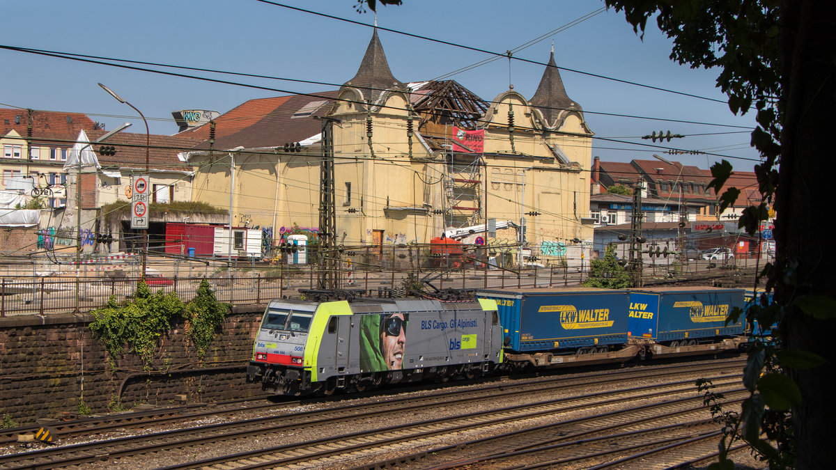 Ausfahrt Bahnhof Offenburg gen Süden am 25. Juli 2018. Die BLS 486 508-5 ist mit einem Lkw-Walter-Zug unterwegs. 