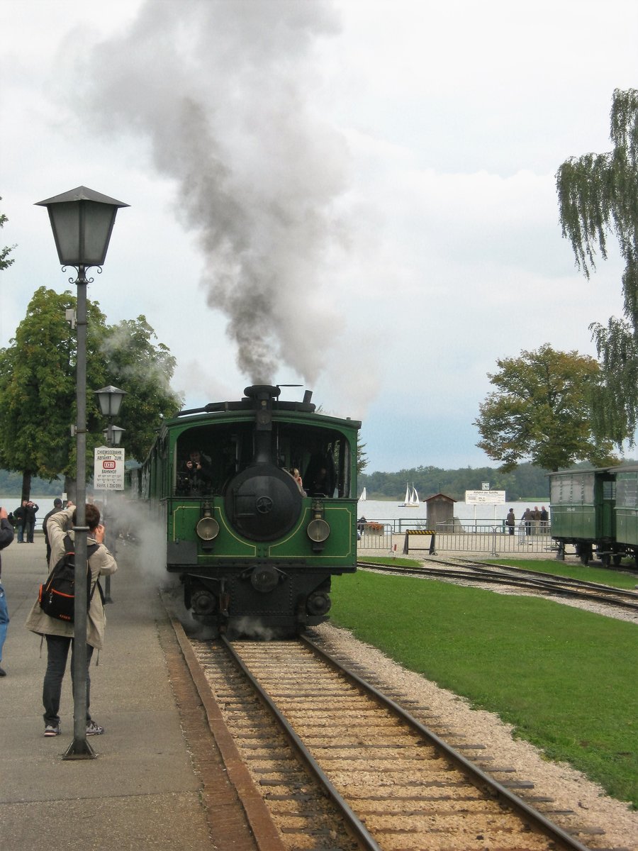 Ausfahrt der Dampflok der Chiemsee Bahn am Haltepunkt  Anleger , 15.09.12.