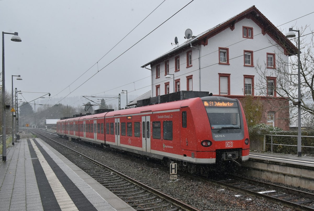 Ausfahrt des 425 713-5 aus Neckargerach als S1 nach Osterburken an Sonntagmittag den 3.12.2017