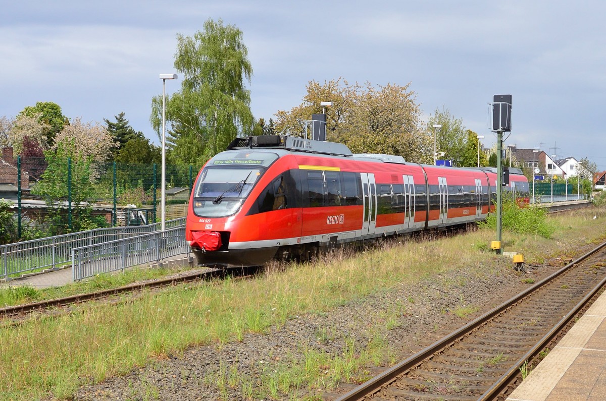 Ausfahrt des 644 527 aus Neuss Holzheim in Richtung Grevenbroich am Sonntagnachmittag auf seinem Weg nach Köln Deutz Messe als RB 38. 26.4.2015