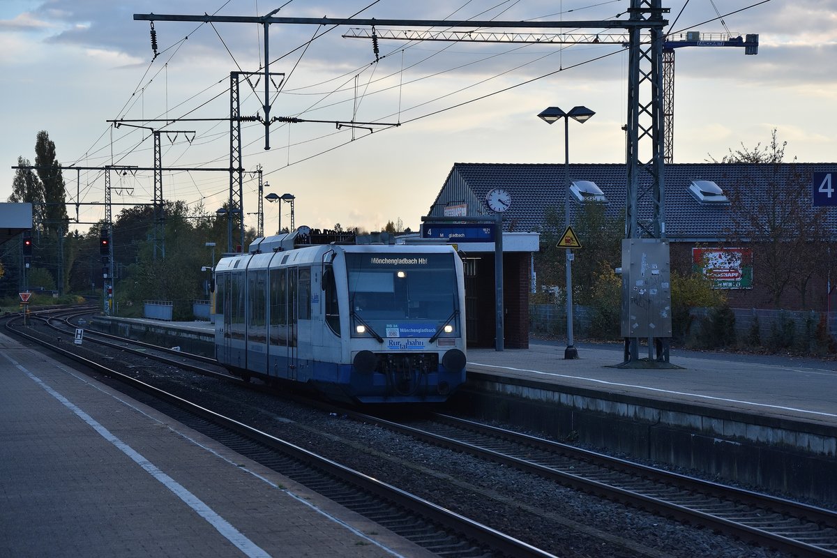Ausfahrt des 654 010 als RB 34 nach Mönchengladbach Hbf, hier verlässt der RTB Triebwagen Rheydt Hbf am 5.11.2016