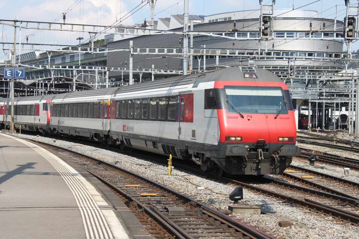 Ausfahrt des IR 2524 nach Genf am 02.09.2016 in Luzern.