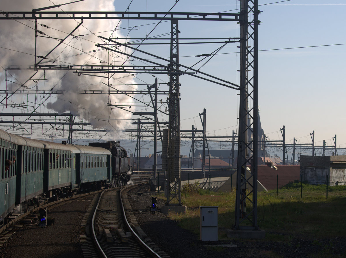 Ausfahrt des Sonderzuges nach Mseno aus Praha hln.   30.04.2016 08:26 Uhr