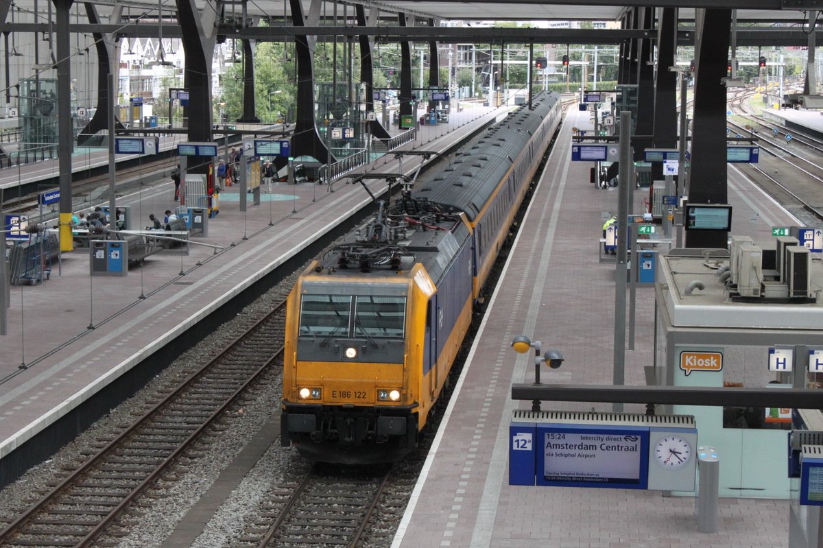 Ausfahrt eines ICD nach Amsterdam Centraal am 08.08.2016 in Rotterdam Centraal.