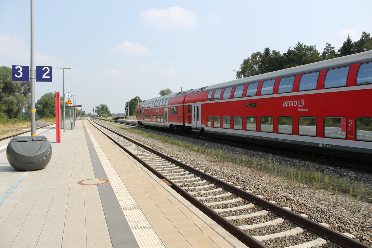 Ausfahrt eines IRE Lindau - Stuttgart auf der Südbahn im Bahnhof Laupheim West am 11.08.2015