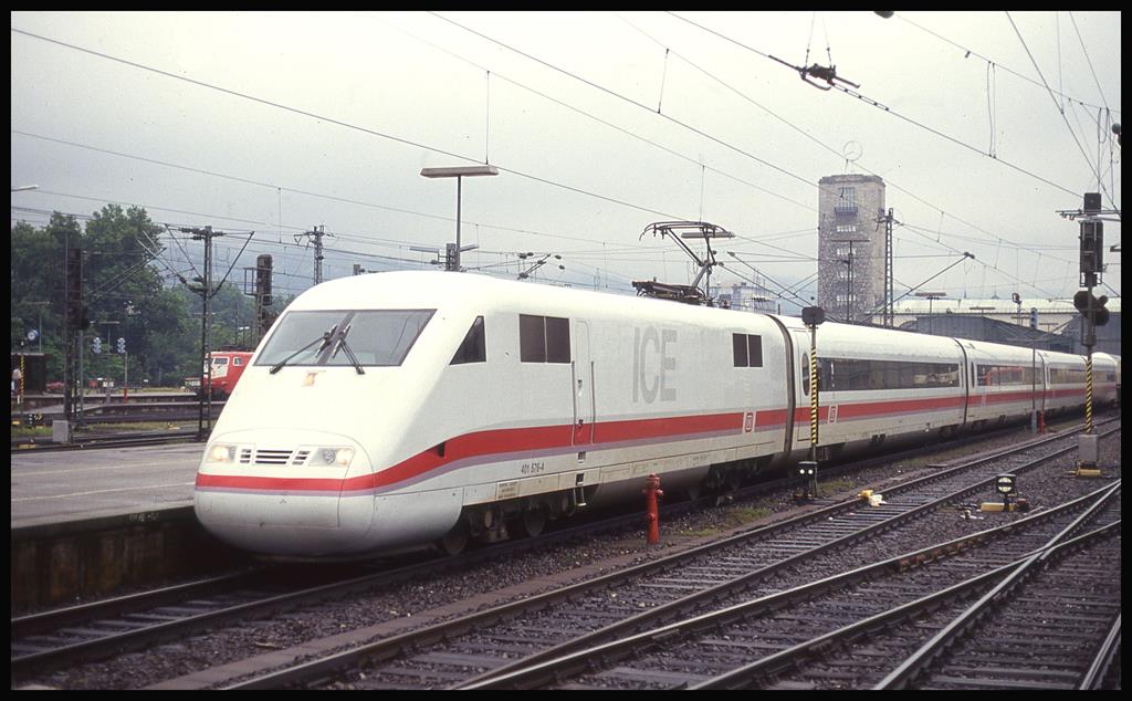 Ausfahrt ICE 401576 nach Hamburg am 23.6.1993 aus Stuttgart HBF.