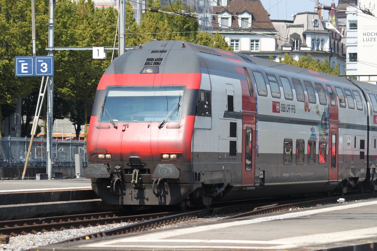 Ausfahrt von IR 2472 nach Basel SBB am 02.09.2016 in Luzern.