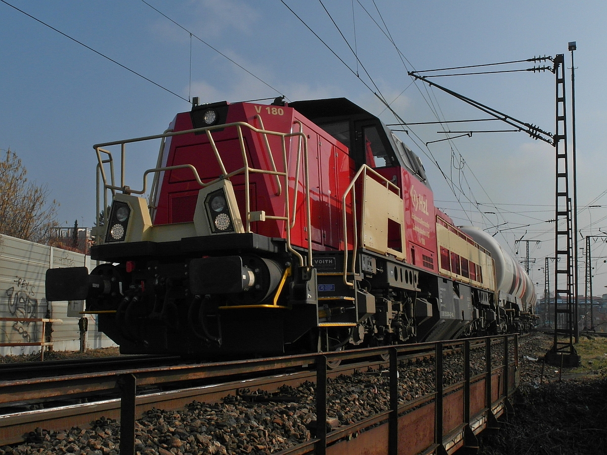 Ausfahrt der V 180 der HzL aus dem Bahnhof Singen in Richtung Tuttlingen am 14.03.2015.