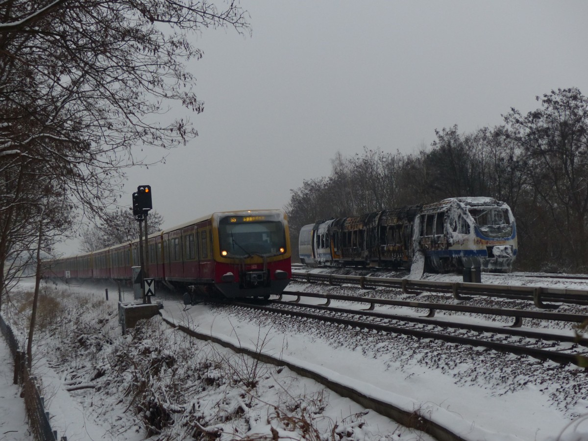 Ausgebrannt: Am Abend des 6.1.2016 ging der NEB-Zug 643 20 auf dem Weg nach Kostrzyn in Flammen auf. Der Zug war mit 180 Fahrgästen voll besetzt, diese konnten sich aber rechtzeitig in Sicherheit bringen. Vermutet wird ein Kurzschluss. 7.1.2016, zwischen Biesdorf und Wuhletal