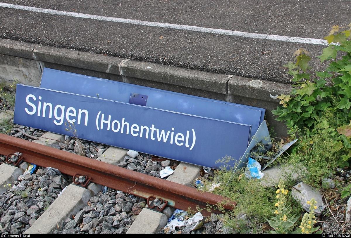 Ausgediente Bahnhofsschilder liegen an einem nicht mehr genutzten Gleis im Bahnhof Singen(Hohentwiel).
Aufgenommen am Ende des Bahnsteigs 1.
[14.7.2018 | 16:48 Uhr]