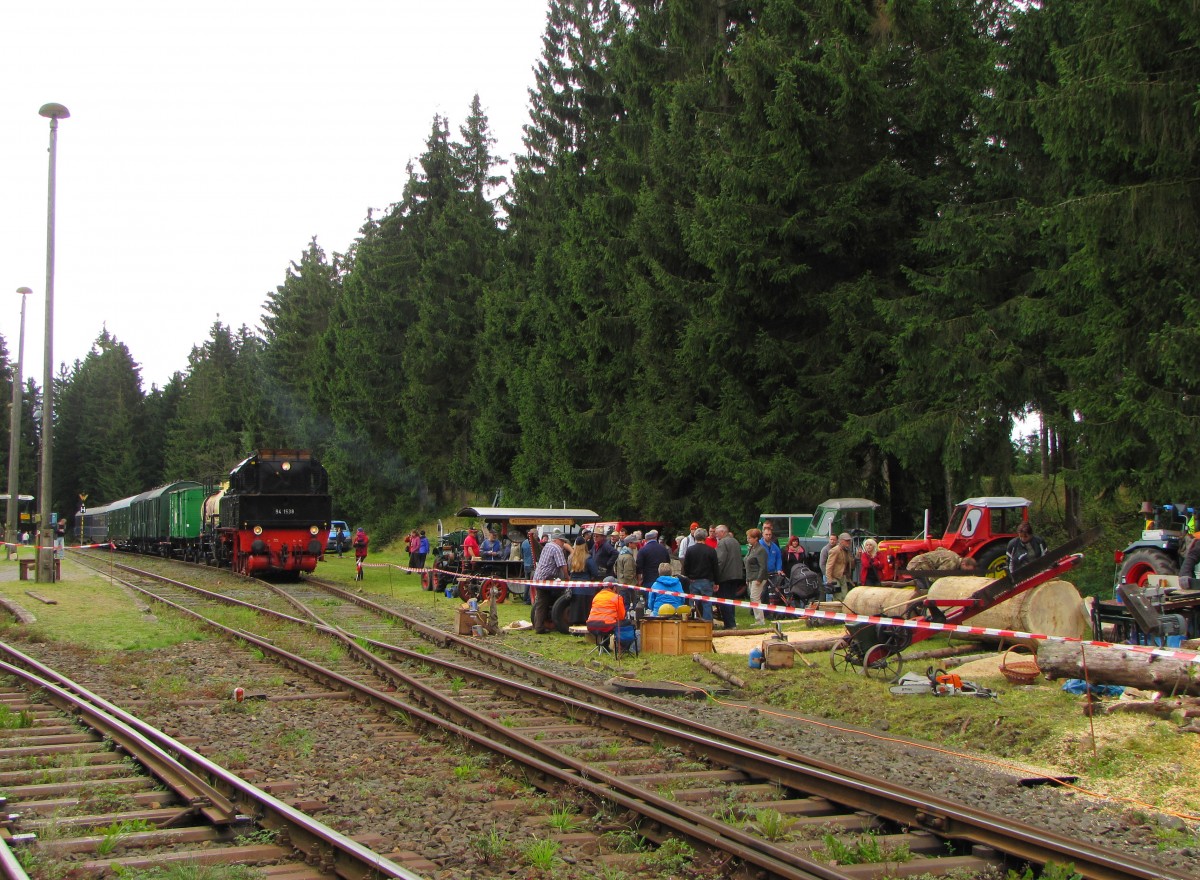 Ausgestellte historische Holz- und Landtechnik, während dem 110. Streckengeburtstag am 23.08.2014 im Bahnhof Rennsteig.