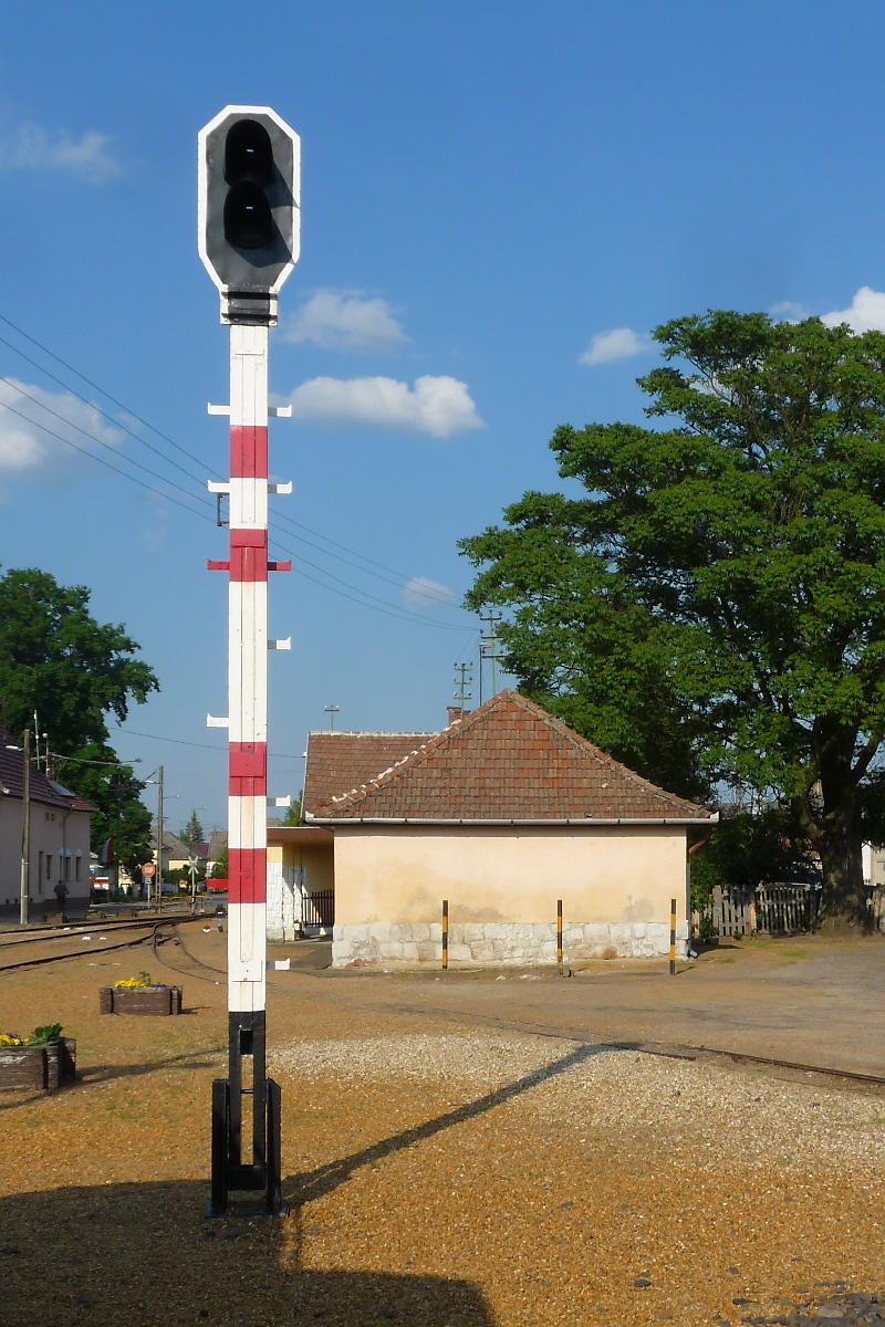 Ausgestelltes Signal (steht an keinem Gleis) im Bahnhof Dombrad, 23. 5. ‎2016