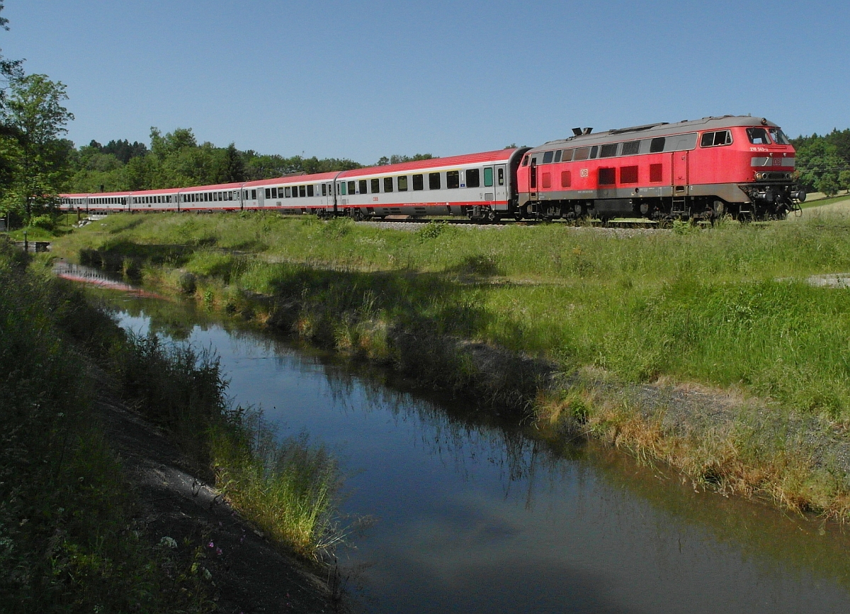 Ausnahmsweise nur mit einer Lok wird der IC 119  BODENSEE  von Mnster (Westfalen) nach Innsbruck am 08.06.2014 von 218 343-2 durch den Schussentobel bei Kilometer 160.6 gezogen