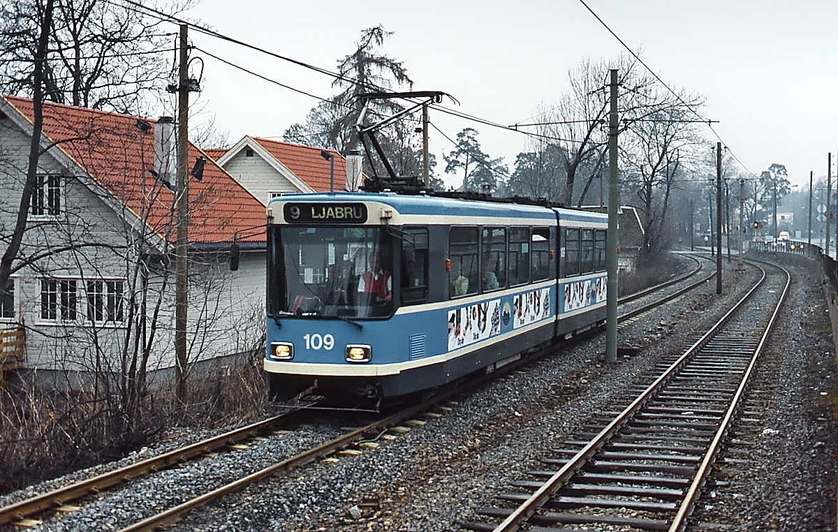 Außerhalb der Osloer Innenstadt verläuft die Strecke nach Ljabru auf eigenem Bahnkörper, hier verlässt der von Duewag gebaute SL79 109 Anfang Mai 1988 die Haltestelle Kasteller