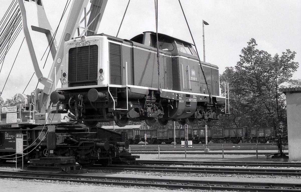 Ausstellung zur 150 Jahrfeier der Eisenbahn in Nürnberg hier am 28.5.1985:
Schienekran  Goliath  hatte die 211167 am Haken.