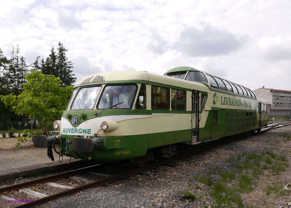 Autorail Panoramique AGRIVAP X4208.
 

Die Reihe X4200 sind  Autorail Panoramique , also Aussichtstriebwagen, deren Design von Paul Arzens stammt und die 1959 von Renault an die SNCF geliefert wurden.

Die 10 Fahrzeuge dieser Reihe waren bei der SNCF auf landschaftlich schönen Strecken im Einsatz,  unter anderem auf den Strecken Marseille - Nîmes - Clermont-Ferrand, Marseille–Digne und Genf–Digne.

Die erste Klasse mit 44 Sitzplätzen befindet sich im oberen Aussichtsteil und bietet einen 360°-Rundumblick. 
Auch von den 44 Plätzen der zweiten Klasse, die sich in je zwei Räume hinter den Führerständen befinden, hat man aus großen Fenstern eine gute Aussicht.

Heute existieren noch 4 Fahrzeuge der 1985 außer Dienst gestellten Reihe.
Der als einziger fahrbereite X4208, sowie zwei weitere, befinden sich bei der Museumsbahn AGRIVAP, die in der Auvergne Fahrten auf der Strecke La Chaise Dieu - Ambert - Courpière anbietet.
Der Vierte befindet sich nicht öffentlich zugänglich bei Renault.



2014-07-23 La-Chaise-Dieu