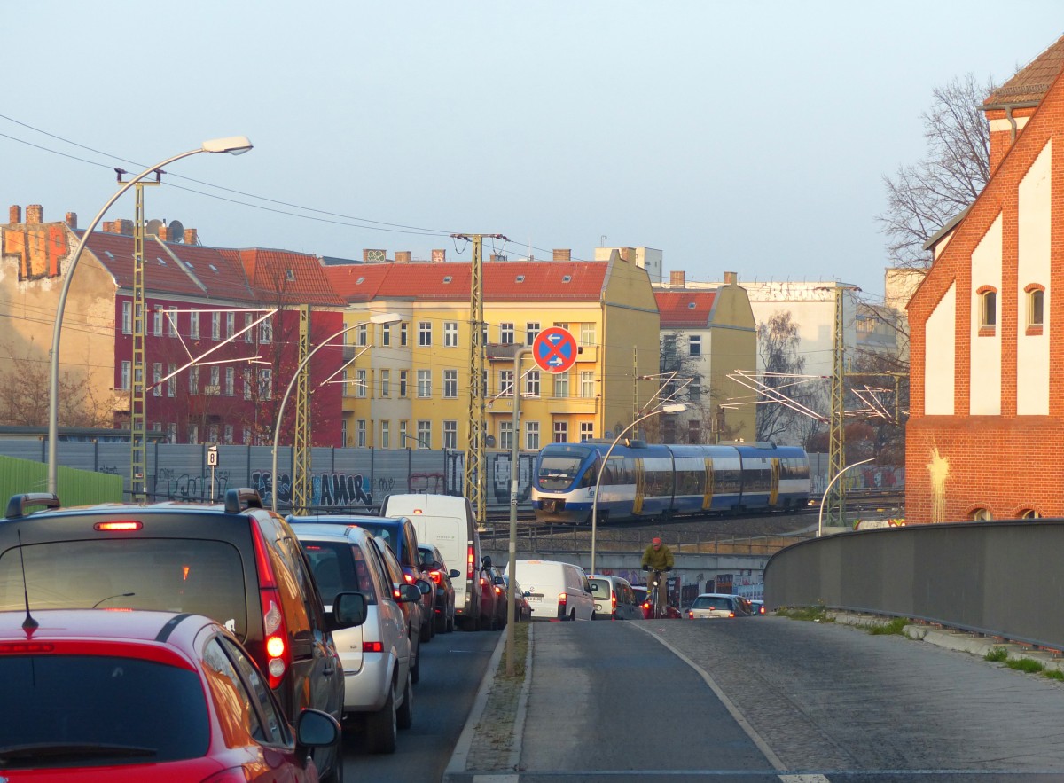 Autostau und Zug: Während der Verkehr auf der Kynastbrücke ätzend langsam vorankommt und sich von Ampelphase zu Ampelphase kämpft, hat der Regionalzug der RB 12 auf der neuen Strecke zwischen Ostkreuz und Lichtenberg freie Fahrt. Betreiber der Regionalbahnlinie ist die NEB (Niederbarnimer Eisenbahn), das Fahrzeug ist VT 0011 (643 124-0, Ziel ist Templin. 16.12.2015