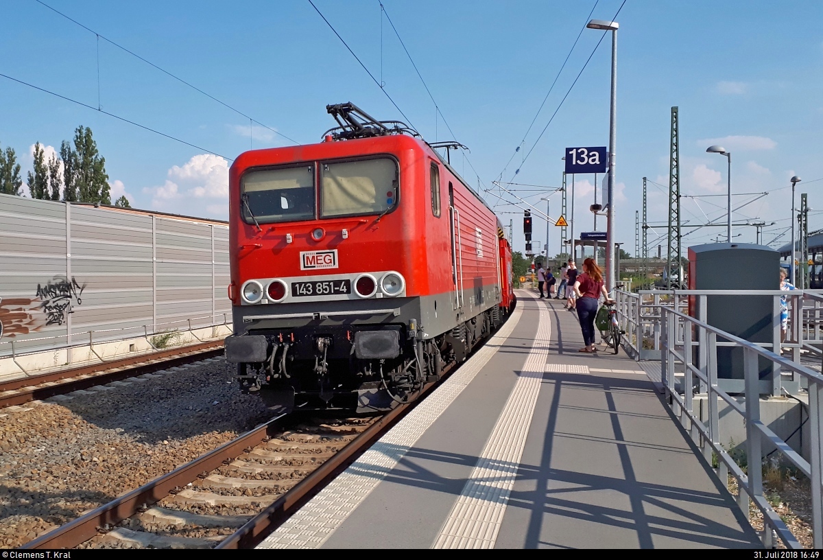 Autotransportzug mit 143 851-4 der Mitteldeutsche Eisenbahn GmbH (MEG) passiert den Interimsbahnsteig Halle(Saale)Hbf Gl. 13a auf der Ostumfahrung für den Güterverkehr in nördlicher Richtung.
[31.7.2018 | 16:49 Uhr]