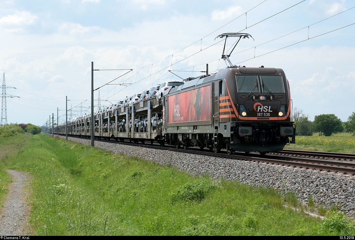 Autotransportzug mit 187 536 der HSL Logistik GmbH fährt in Braschwitz auf der Bahnstrecke Magdeburg–Leipzig (KBS 340) Richtung Köthen.
Aufgenommen im Gegenlicht.
[10.5.2018 | 13:38 Uhr]
