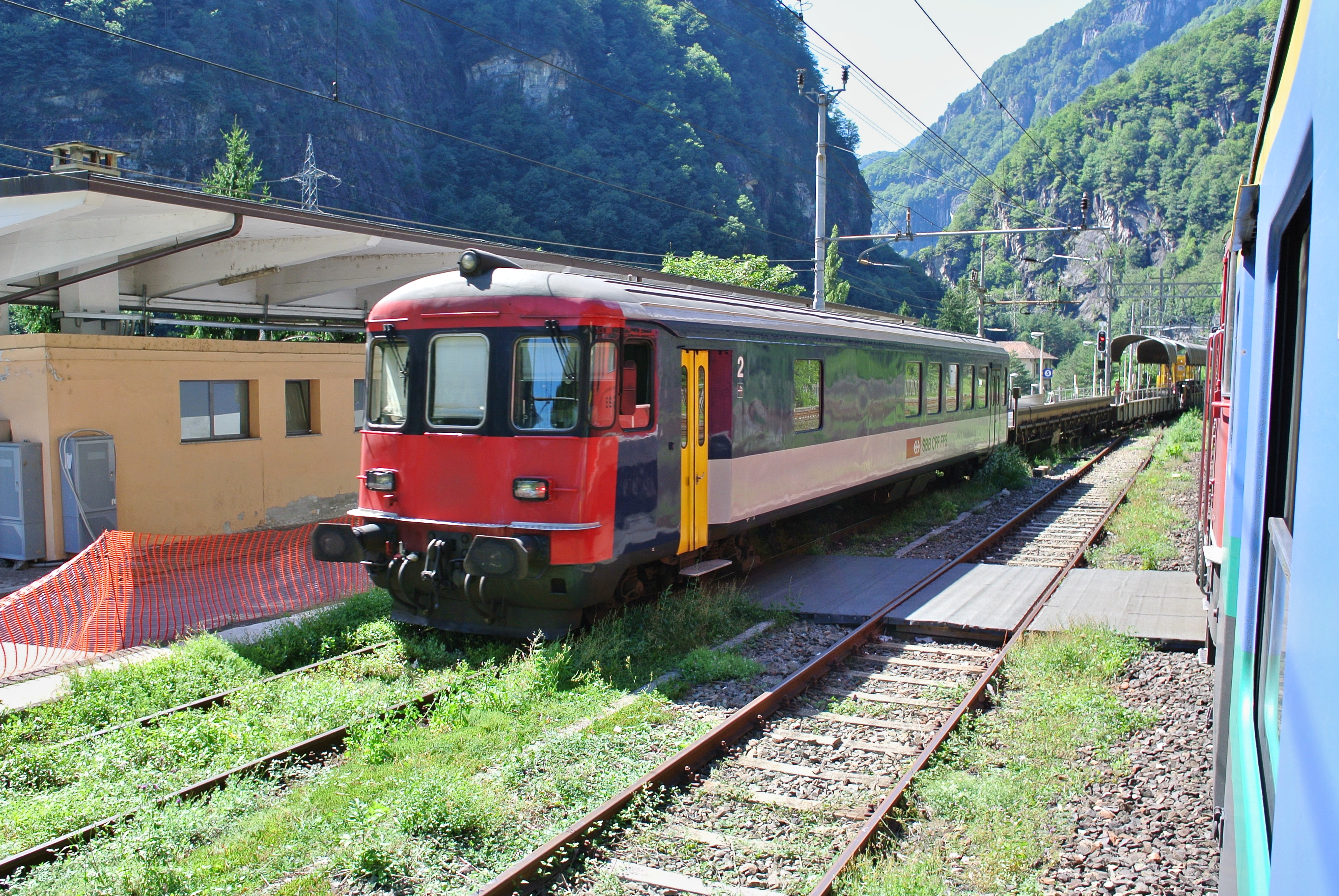 Autotunnelzug IselleBrig bei Ausfahrt in Iselle. Für diesen Zug wurden