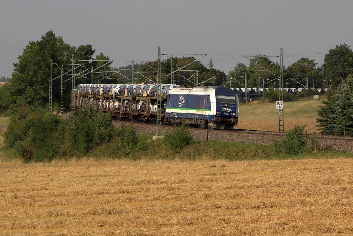 Autovollzug DGS 75489 von Zwickau-Mosel nach Regensburg Ost in Ruppertsgrün am 08.08.2015 aufgenommen. Zuglok die 223 144 von Integro.