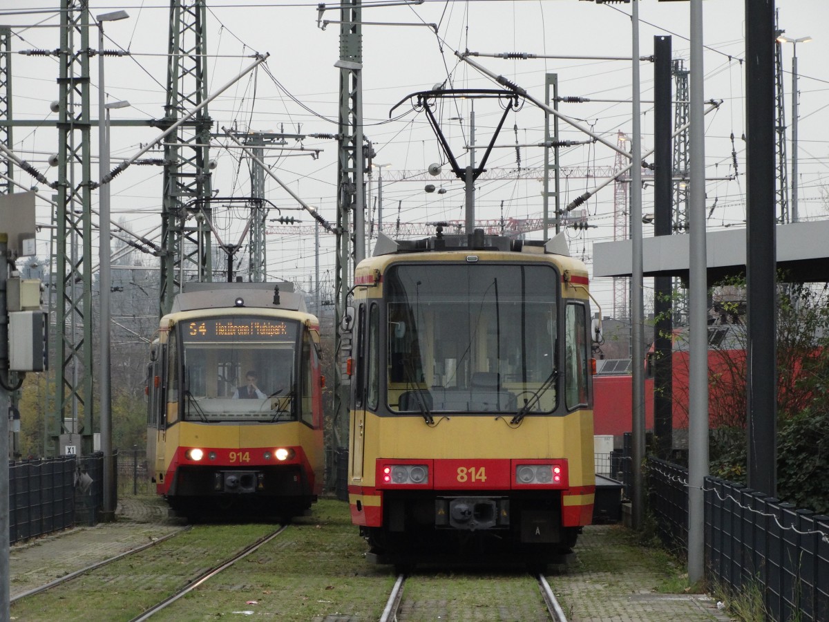 AVG 450 914 und 450 814 am 04.12.14 in der Abstellanlage Heilbronn Hbf von einen Bahnübergang aus fotografiert 