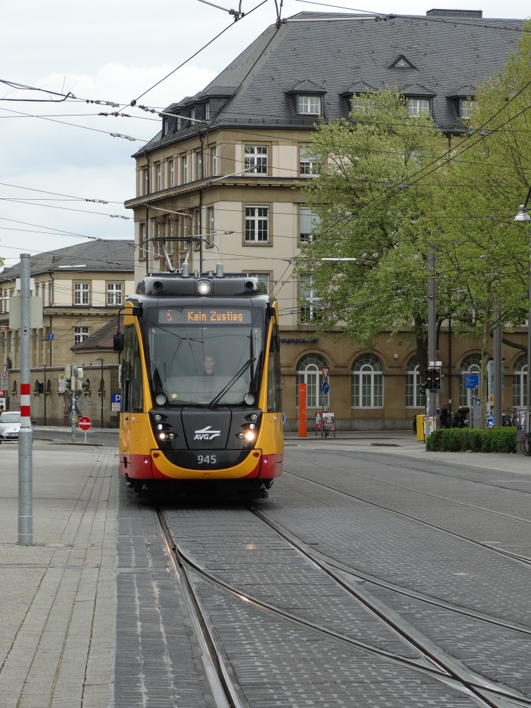 AVG Bombardier Stadtbahnwagen 945 (ET 2010) am 25.04.15 in Karlsruhe