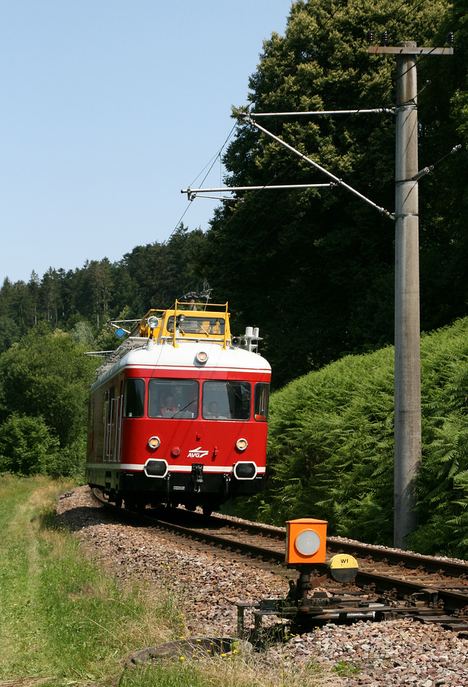 AVG-Turmtriebwagen 480 auf dem Weg zum Bahnhofsfest in Bad Herrenalb.
Wo das Foto genau zwischen Ettlingen und Bad Herrenalb aufgenommen wurde, weiss ich leider nicht mehr.
Aufnahmedatum: 13. Juli 2013