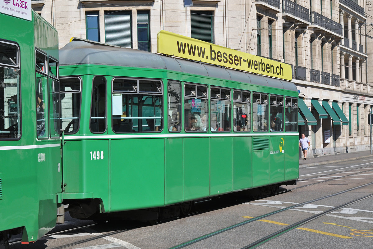 B 1498, der im Jahre 2016 abgebrochen wurde, ist hier auf der Linie 1 im Einsatz und rollt Richtung Haltestelle Markthalle. Die Aufnahme stammt vom 03.08.2015.