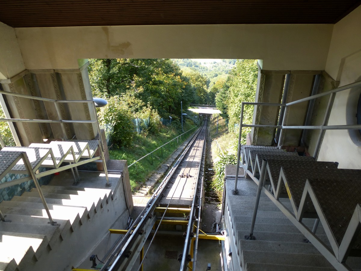 Baden-Baden, Blick von der 657m hoch gelegenen Bergstation der Merkurbergbahn ins Tal, die maximale Steigung betrgt 54%, Aug.2015