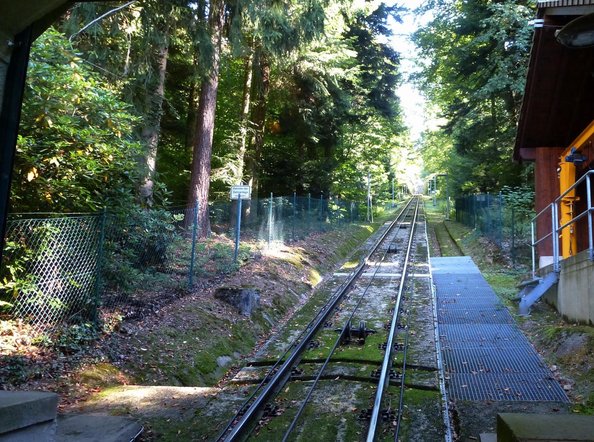 Baden-Baden, Blick von der Talstation bergauf, die 1m-Spur der Standseilbahn ist 1,192m lang, Aug.2015