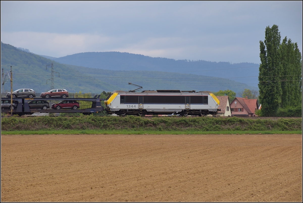 Bahn im Elsass. Bei Raedersheim zieht die belgische 1344 mit einem Autozug gen Norden. April 2017.