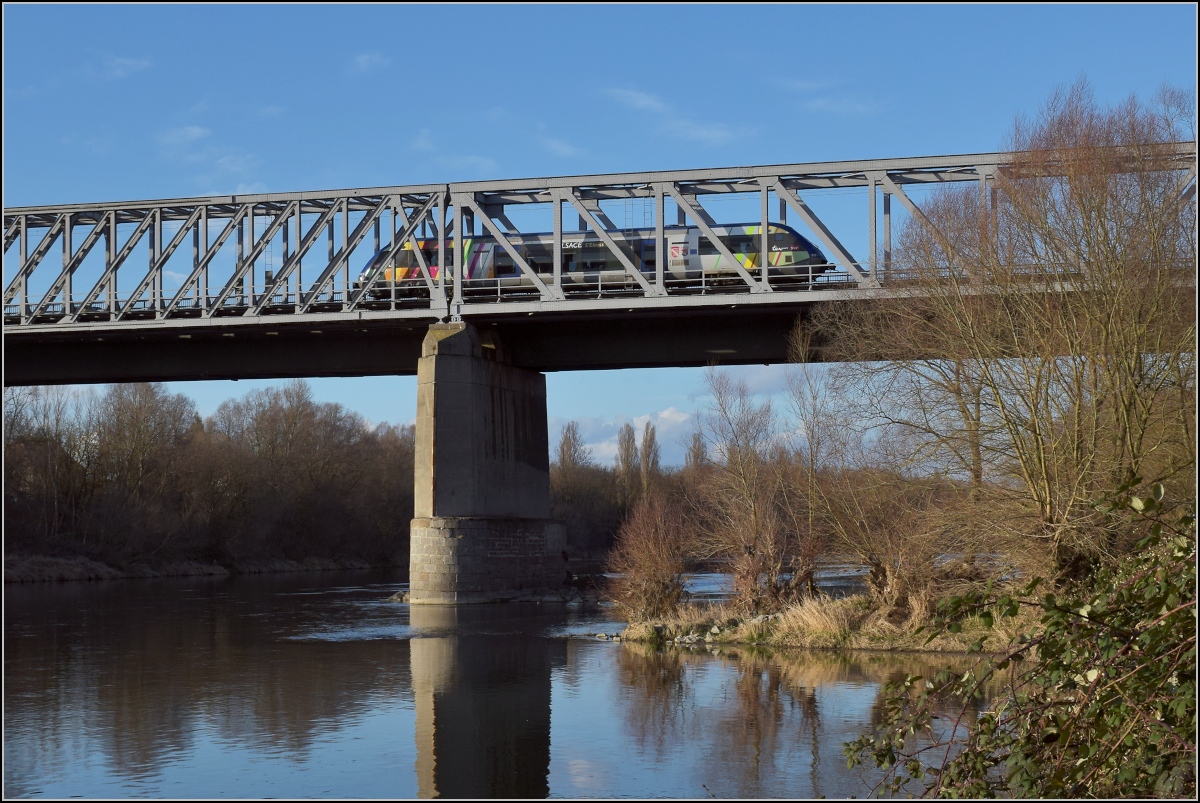 Bahn im Markgräfler Land. Die Rheinbrücke von Neuenburg mit Balaine bleu X 73901. März 2019.