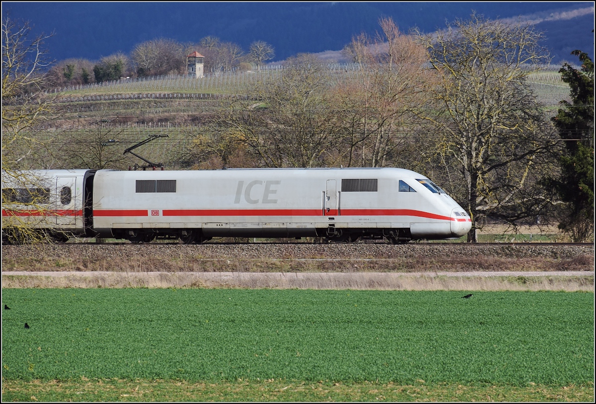 Bahn im Markgräfler Land. ICE 1  Gelsenkirchen  mit Triebkopf 410 010-4 auf dem Weg ins für ICE gefährliche Pflaster Basel. Müllheim, März 2019.