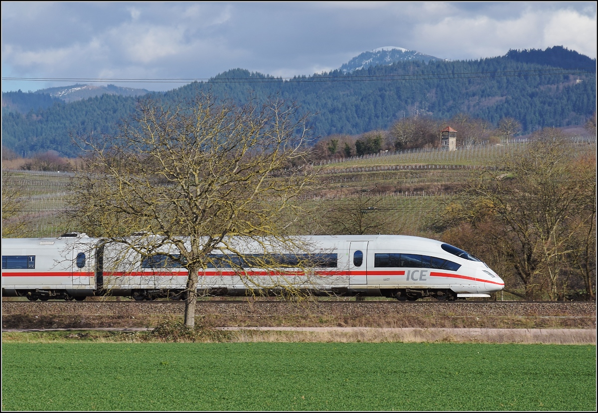 Bahn im Markgräfler Land. ICE 3 MS  Hannover  mit Endwagen 406 007-5 in Müllheim. März 2019.