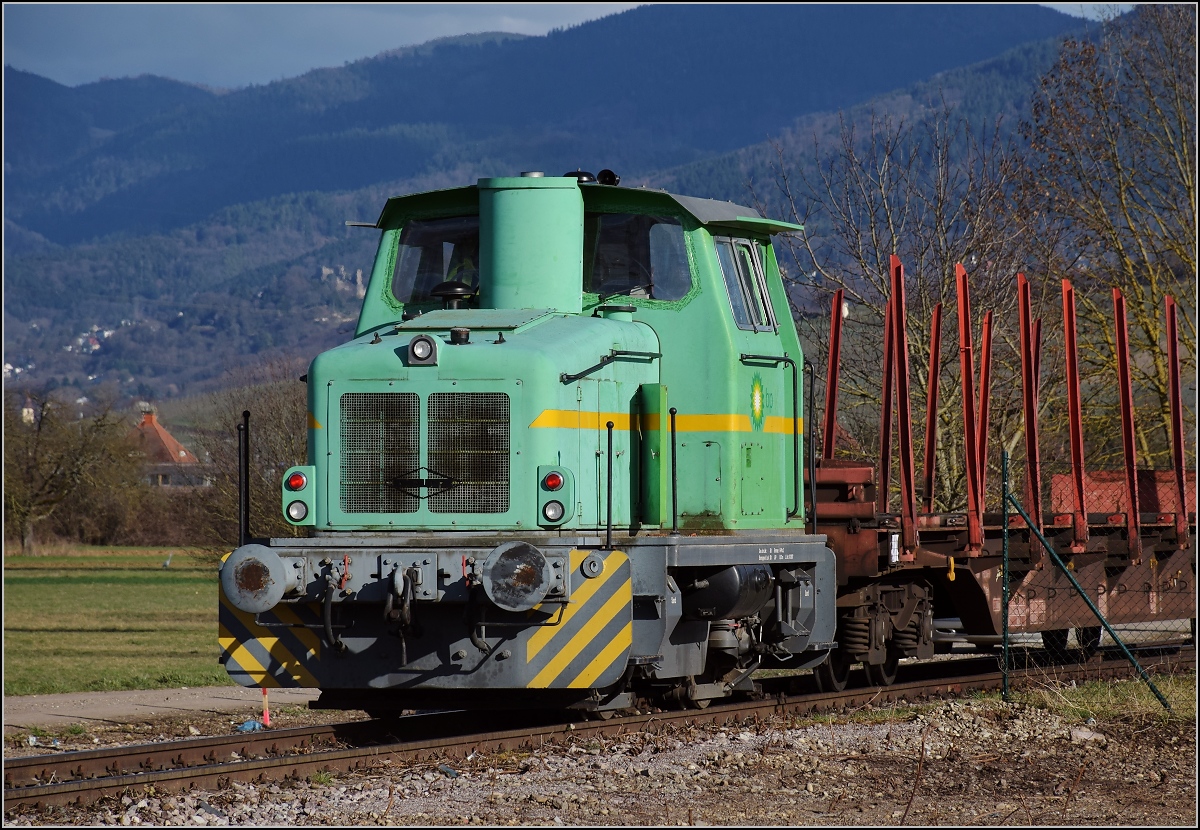 Bahn im Markgräfler Land. Kurz wagte sich die Deutz KG 230 B aus dem Gelände des Schwellenherstellers Richtberg raus. Neuenburg, März 2019.