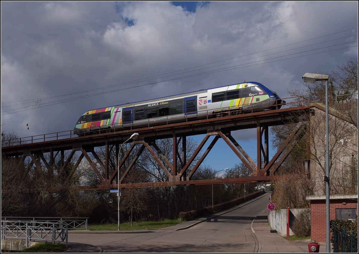 Bahn im Markgräfler Land. X 73901 auf der Klemmbachbrücke in Neuenburg. März 2019.