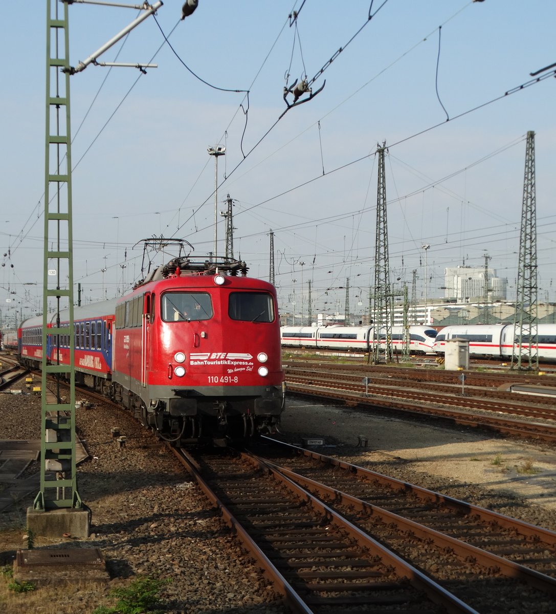 Bahn Touristik Express 110 491-8 erreicht am 23.09.17 Frankfurt am Main Hbf mit einen Porsche Sonderzug aus Stuttgart von Bahnsteig aus fotografiert