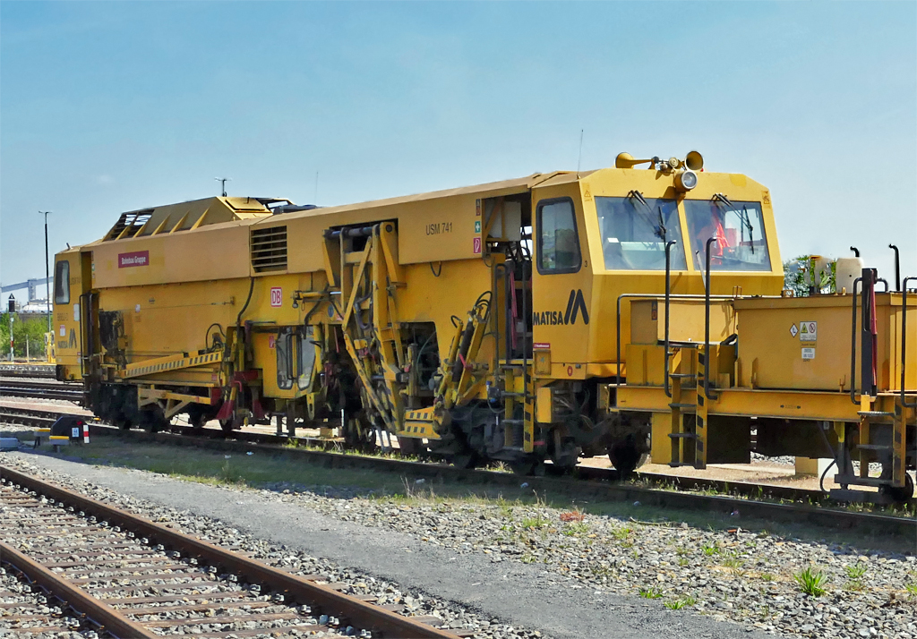 Bahnbau-Gruppe, Matisa USM 741 Univeral-Stopfmaschine am Bahnhofsgelände Euskirchen - 24.04.2017