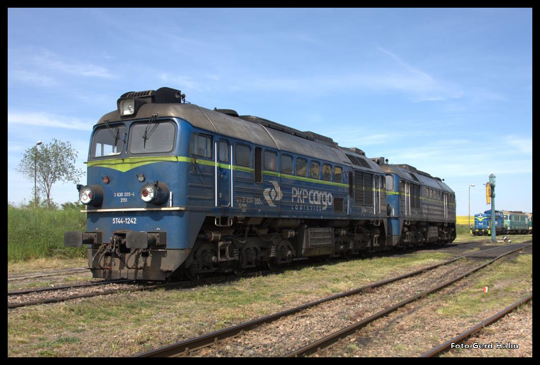 Bahnbetriebswerk Kamienice Zabkowicki am 22.5.2016: Neben zahlreichen ST 43 (Kuttern) standen auch einige ST44 im Depot. Hier ist vorn ST44-1242 zu sehen.