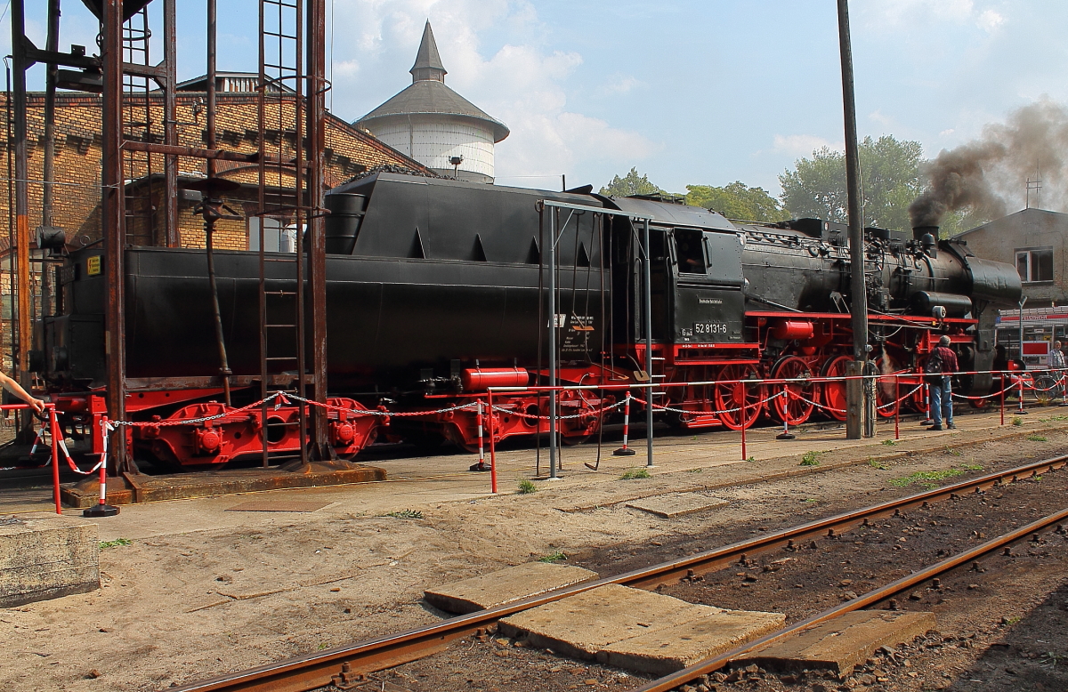 Bahnbetriebswerkstimmung pur, die 52 8131-6 der WFL auf der Ausschlackgrube, Besandungsanlage, Wasserturm und ... .
So gesehen beim 10. Berliner Eisenbahnfest im Bw Berlin Schneweide am 31.08.2013.