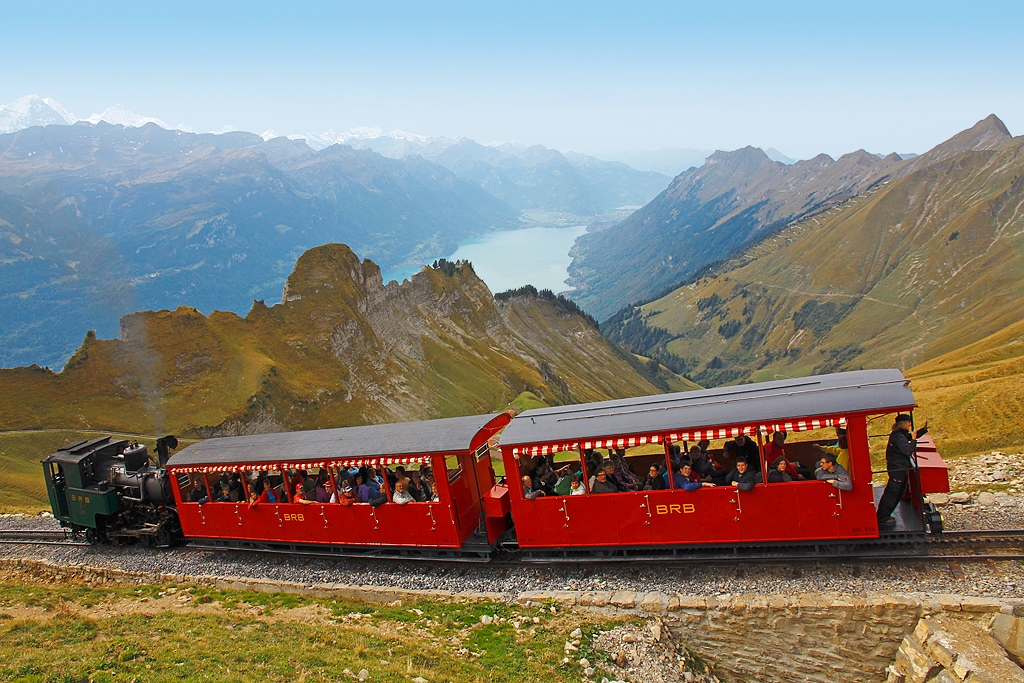 Bahnbildergipfeltreffen in Brienz. 80-Jahre-Jubilumszug mit kohlenbefeuerter Lok 6 sowie Personenvorstellwagen B16 und B26 sind unterwegs nach Rothorn Kulm. In der Hohen Mauer auf rund 2100 m . M., 28. Sept. 2013, 11:43